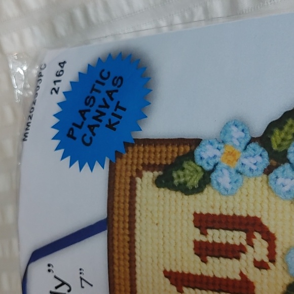 NEW Family Is Everything Wall Decor Plastic canvas Kit - Picture 5 of 6